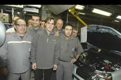 Alonso, muy cercano a la gente en todo momento, posó con los trabajadores de la fábrica vallisoletana.