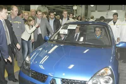 El piloto probó uno de los coches recién salidos de la cadena, en el que además estampó su firma.