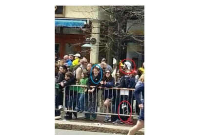 El pequeño Martin Richard, en primera fila, sigue la maratón, mientras a pocos metros aparece el sospechoso de la gorra blanca, en Boston.