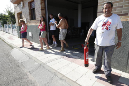 Marcelino González, vecino de la calle Petunia, vació sus dos extintores contra el fuego. RAMIRO