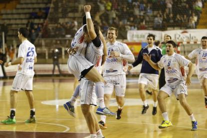 Los jugadores ademarista celebran la victoria que les da el pase a la fase de la Copa EHF.