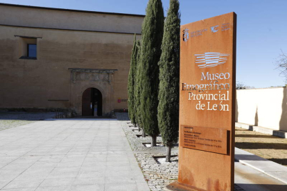 Uno de los lugares que visitaron fue el Museo de los Pueblos Leoneses, en Mansilla. MARCIANO PÉREZ