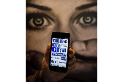 El acoso en las redes sociales aumenta. HANNIBAL HANSCHKE