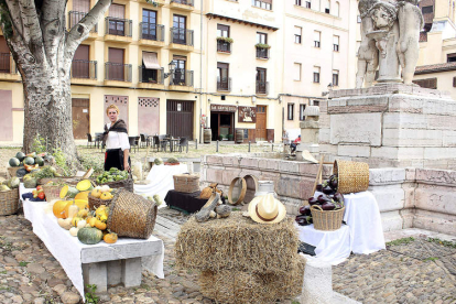 La plaza del Grano contribuyó con su arquitectura tradicional al tipismo de las imágenes de la romería de La Melonera