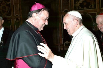 El obispo de León y el papa Francisco. DL