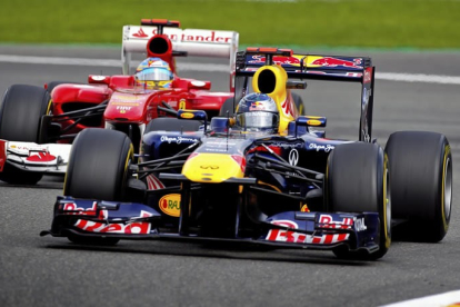 Fernando Alonso rueda por detrás de Sebastián Vettel, en un momento de la carrera.