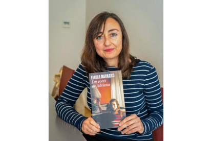 La escritora vallisoletana Elvira Navarro con un ejemplar su novela ‘Las voces de Adriana’