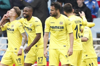 Los jugadores del Villarreal celebran el gol de Samu Castillejo (izquierda) que les daba los tres puntos en Anoeta frente a la Real Sociedad.