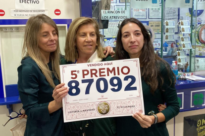 Responsables de la administración de lotería de la calle Santa Clara de León donde se ha vendido parte de un quinto premio. DL