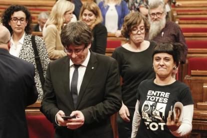 Carles Puigdemont, president cesado de la Generalitat, junto a Anna Gabriel de la CUP tras el pleno del Parlament.