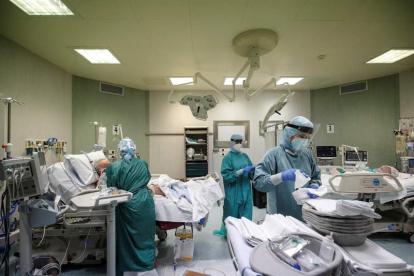Cuidados intensivos en un hospital italiano. GIUSEPPE LAMI