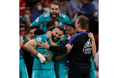 Benzema desató la locura del Real Madrid tras lograr el gol del triunfo en los minutos finales. J. MUÑOZ