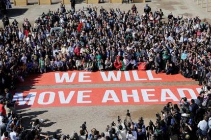 Pancarta llamando a no desfallecer desplegada durante la jornada final de la conferencia del clima de Marrakech. El lema equivale en español a "Avanzaremos" o "Saldremos adelante".
