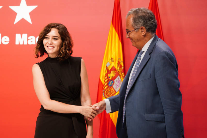 Isabel Díaz Ayuso con Enrique Ossorio ayer, tras ascenderlo en el Ejecutivo madrileño. ROBERTO CÁRDENAS