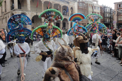 Los guirrios y parte del antruejo durante el desfile por las calles de Zamora.