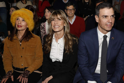 Pedro Sánchez, ayer en la Madrid Fashion Week, junto a su mujer y la cantante Luz Casal. CHEMA MOYA