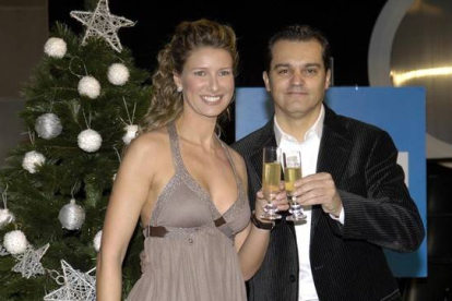 Anne Igartiburu y Ramón García, pareja de presentadores de la Campanadas de TVE en el 2006.
