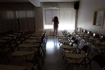 Una docente cierra una clase tras finalizar un curso académico. ARCHIVO