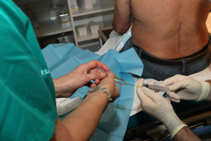 Un paciente recibe un tratamiento para el dolor en el Hospital de León. SECUNDINO PÉREZ