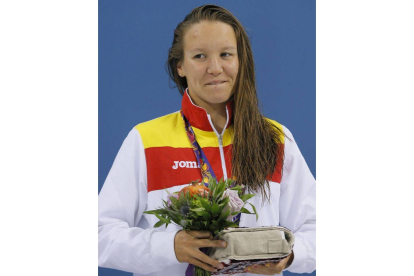 La española Marina Castro Atalaya posa en el podio tras haber conseguido la medalla de bronce en la prueba de 800 metros libres de natación.