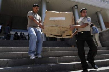 Miembros de la policía ecuatoriana se retiran con sus dotaciones de la asamblea nacional.