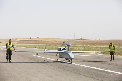 Reportaje con el Ejército y sus drones en el aeródromo de Pajares de los Oteros. F. Otero Perandones.
