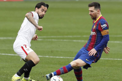 Messi, autor del segundo gol, trata de superar a un rival. VIDAL
