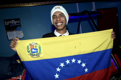 Adrian Solano con la bandera de Venezuela.