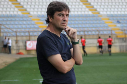 Eduardo Docampo se muestra preocupado tras la primera derrota de su equipo. CYDL