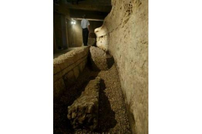 Muro que podría ser parte del anfiteatro, cuando apareció y ya conservado en una cripta