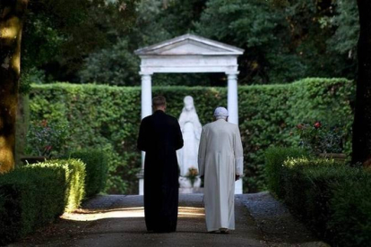 Benedicto XVI pasea con su secretario por los jardines de Castel Gandolfo, en el 2010.
