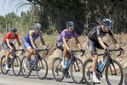 Mikel Landa, de morado, durante la Vuelta a Burgos