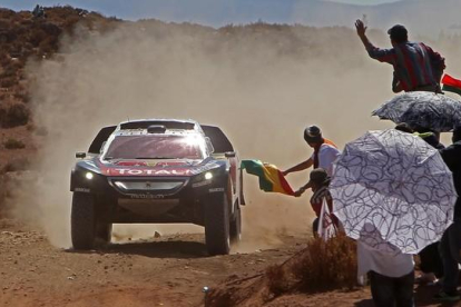 Carlos Sainz conduce el Peugeot por los caminos bolivianos.