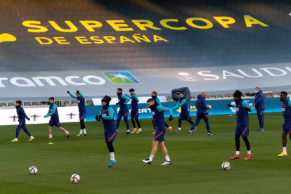 Los jugadores del FC Barcelona durante el entrenamiento del equipo en la víspera del partido ante la Real Sociedad. RAFA ALCAIDE