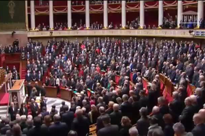 Los diputados franceses cantan 'La Marsellesa' tras el minuto de silencio.