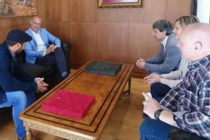 El alcalde de León, en su reunión con partidos provincialistas. DL