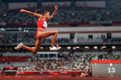 La española Ana Peleteiro bate el récord de España en la final femenina de triple salto durante los Juegos Olímpicos 2020, este domingo en el Estadio Olímpico de Tokio (Japón). EFE/ Juan Ignacio Roncoroni
