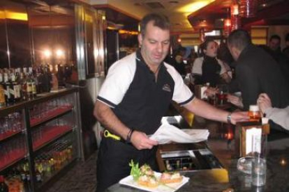 Willy, propietario de la cafetería Hollywood, presenta las tapas elegidas para el concurso