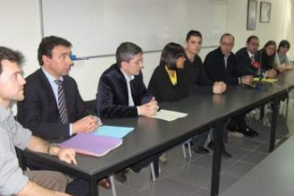 Los cuatro alumnos de Topografía con los representantes de la fundación y de la Universidad de León