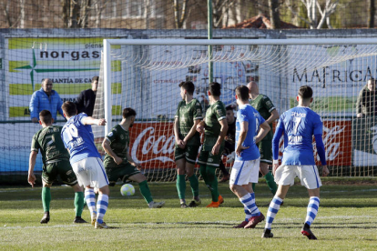 Los jugadores de La Granja lanzan un libre directo contra la meta del Astorga. MARCIANO PÉREZ