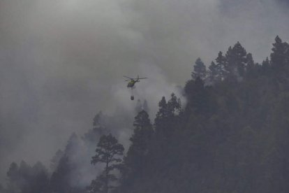 Imagen de ayer del incendio en la isla de La Palma, ahora afectada por un incendio. MIGUEL CALERO