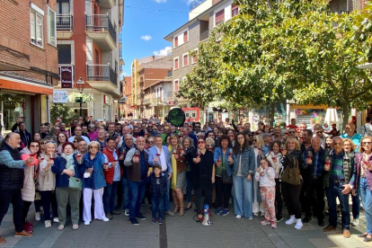 Brindis multitudinario con con vino de la DO León en la calle Mayor de Valencia de Don Juan. DL