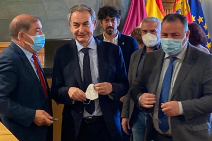 Zapatero, flanqueado por José Pellitero y Eduardo Morán, hoy en León. RAMIRO