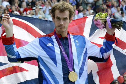 El escocés Andy Murray con la bandera de Gran Bretaña y su recién conseguida medalla de oro al cuello.