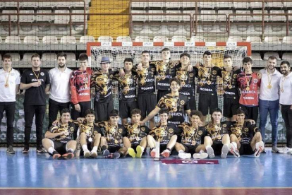 Los cadetes del Ademar posaron tras hacerse con el campeonato de Castilla y León. ADEMAR