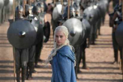 La actriz Emilia Clarke, como Daenerys Targaryen en 'Juego de tronos'.