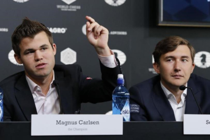 Magnus Carlsen (izquierda) y Serguéi Karjakin, durante la presentación del encuentro en Nueva York.