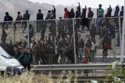 Inmigrantes subsaharianos encaramados a la valla de Melilla.