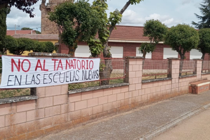 Pancarta en contra del tanatorio en las dependencias educativas propiedad del municipio. DL