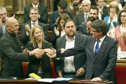 Puigdemont con sus consejeros tras anunciar que se someterá a una moción de confianza. A. DALMAU